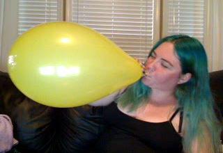 Camgirlkitten blows up balloon